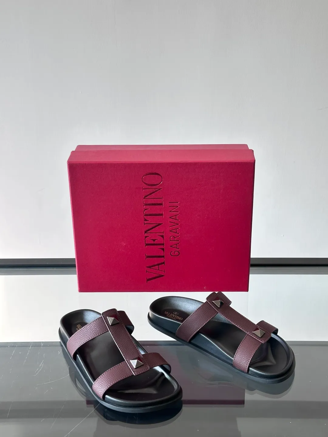 Men's shoes 💰p320 "VALENTINO" Valentino Men's 🧍‍♂️ Spring and summer new style metal rivet flat slippers, elegant sandals, the same style worn by celebrities, original molding, imported calfskin. Rubber outsole. Soft and durable, full set of counter packaging size: 39-44 (customized at 38.45.46)